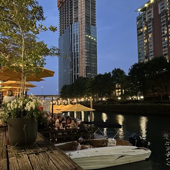 Robert's Pizza and Dough - Outdoor seating area on the water - Pizza Near Me - Chicago, Illinois