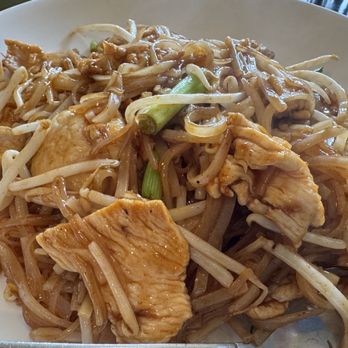 Plearn Thai Palace - Pad Thai chicken noodles - Thai Near Me - Walnut Creek, California Plearn Thai Palace - Pad Thai chicken noodles - Thai Near Me - Walnut Creek, California