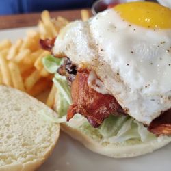 The Wine House - Kiwi cheeseburger with an egg