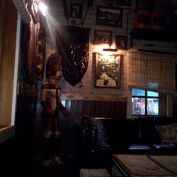 Africa - Una esquina del pub con un sofá y una estatua de madera.