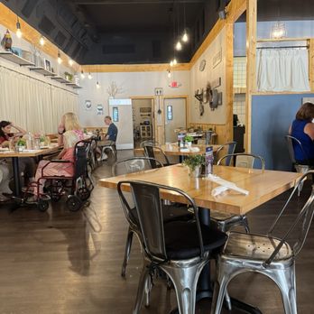 The Maple Table - Dining area - Salad Near Me - Racine, Wisconsin