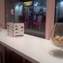 Philippe Bouvier - Le comptoir pour déguster ses macarons en regardant les visiteurs de la Visitation