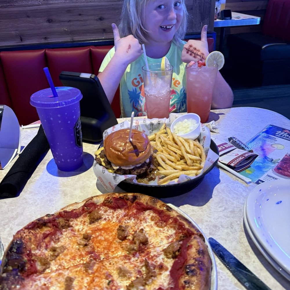 Bubba's 33 - Smashburger, sausage pizza, strawberry lemonade - American Near Me - Tempe, Arizona