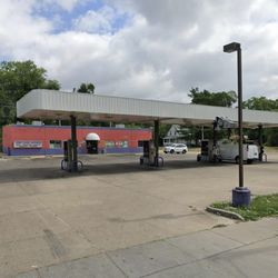 Fresh Express - Front of Store with pumps