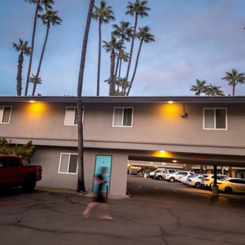 Kings Inn San Diego - Dashing to the pool before its closed - San Diego, CA