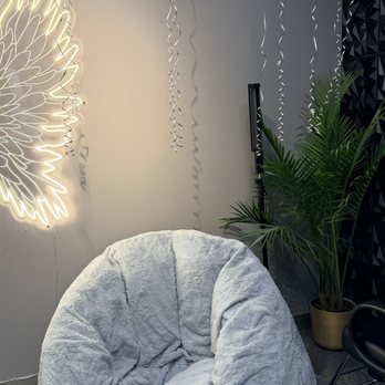 Krula - Take a moment to unwind. Our cozy relaxation area is the perfect spot to enjoy a coffee before your session. - Eyelash Service Near Me - Los Angeles, California Krula - Take a moment to unwind. Our cozy relaxation area is the perfect spot to enjoy a coffee before your session. - Eyelash Service Near Me - Los Angeles, California