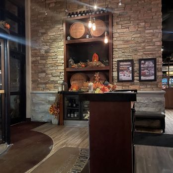 Lucky Monk - Beautiful foyer - American Near Me - Barrington, Illinois