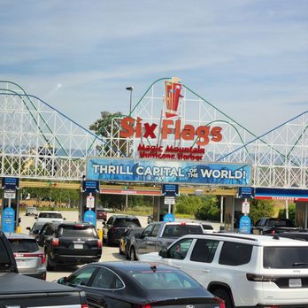 Six Flags Magic Mountain - Amusement Parks Near Me - Valencia, California