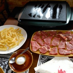 El Montón de Trigo - Trozos de carne, la plancha caliente y patatas