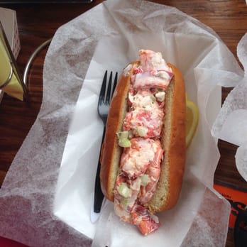 DJ's Clam Shack - Regular lobster roll,龙虾卷,15刀算比较常规的价格了,不贵也不便宜,maine龙虾,味道鲜美,和下面的黄油面包配起来吃很合适! - Seafood Near Me - Key West, Florida DJ's Clam Shack - Regular lobster roll,龙虾卷,15刀算比较常规的价格了,不贵也不便宜,maine龙虾,味道鲜美,和下面的黄油面包配起来吃很合适! - Seafood Near Me - Key West, Florida