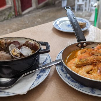 Taberna Dos Mercadores - Clams and Shrimp In A Frying Pan - Tabernas Near Me - Porto, 13 Taberna Dos Mercadores - Clams and Shrimp In A Frying Pan - Tabernas Near Me - Porto, 13