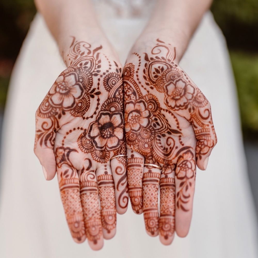 Rhenni ‘n siham 💜 #henna #bridalhenna #bride #hennaya #hennanight | TikTok, image size:1000x1000
