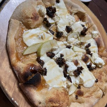 EdgeWild Restaurant & Winery - Apple Bacon Fig Pizza - minus the bacon so good - Wineries Near Me - Chesterfield, Missouri
