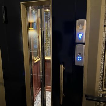Hôtel Vernet - The lift was gorgeous - Hotels Near Me - Paris, 75