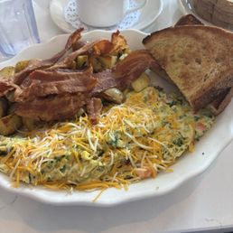 Omlette with bacon potato's and toast Omlette with bacon potato's and toast