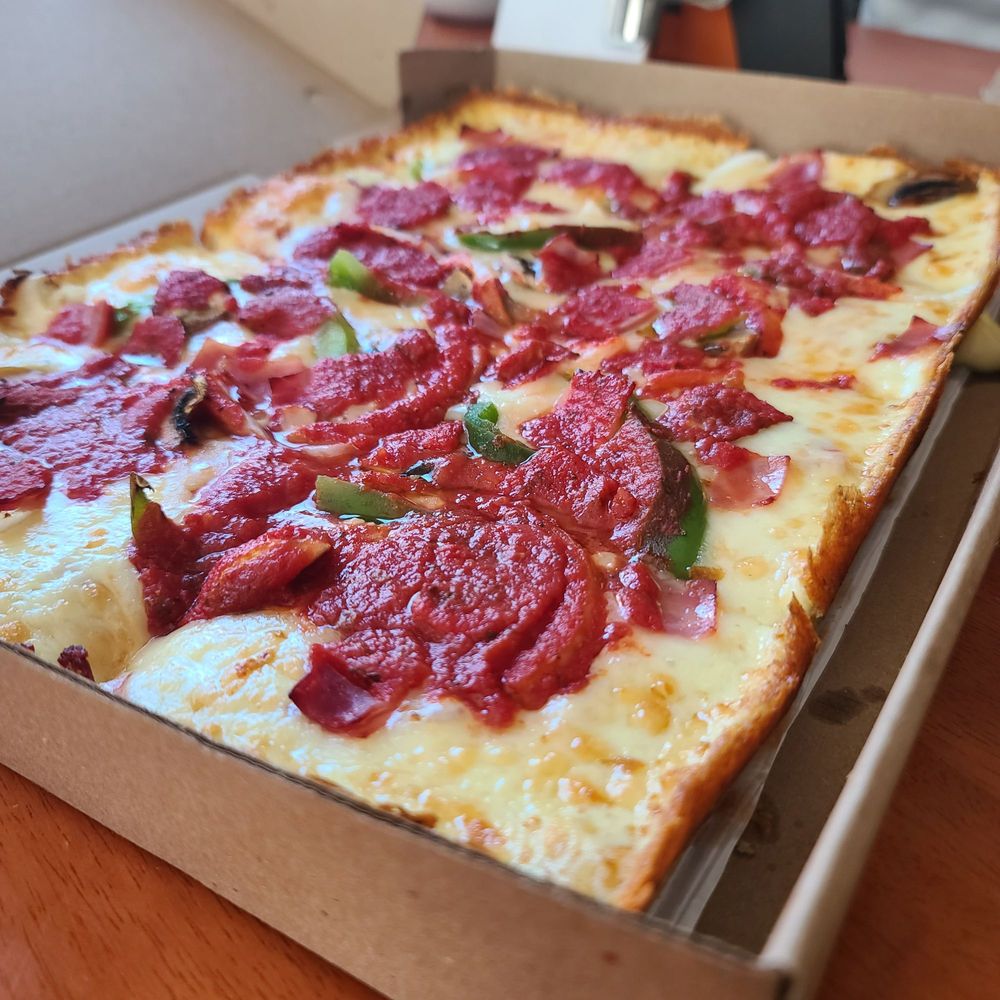 Fuji & Vi's - 8 Square Super Deluxe - Pizza Near Me - Pasadena, California