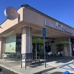 Menchie's Frozen Yogurt - Outside