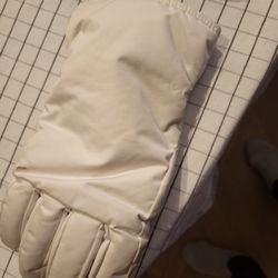 Emmaus Stockholm - My hands are much warmer now.  Good selection.