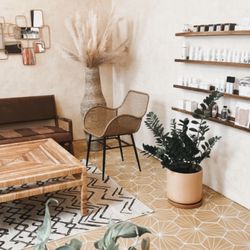 The Darling Den - Waiting Area