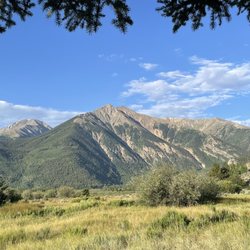 Twin Lakes Roadhouse Lodge And Cabins - A view from across the street of the Roadhouse