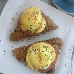 Ellie's Benedict w/ light hollandaise Ellie's Benedict w/ light hollandaise