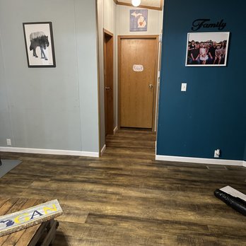JV's Carpeting & Flooring - a living room with hardwood floors - Carpet Installation Near Me JV's Carpeting & Flooring - a living room with hardwood floors - Carpet Installation Near Me