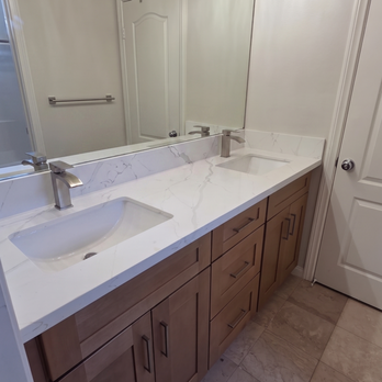 Coach Construction - Upstairs jack and jill bathroom - General Contractors Near Me