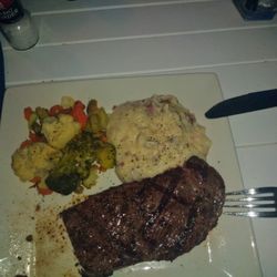Captain's Cove Golf & Yacht Club - Sticky Mess aka Garlic Mashed Potatoes & over cooked veggies of the day.