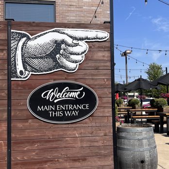 Franklins Public House - Entrance/parking from back of restaurant - Gastropubs Near Me - Palos Heights, Illinois