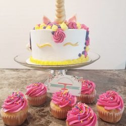 This Momma Cooks - Hot pink unicorns and matching cupcakes!