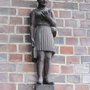 Photo of fassadenfigur kleine sekretärin