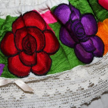 Arte Terrestre - Blusas típicas con bordados detallados - Arts & Crafts Near Me - Lilburn, Georgia Arte Terrestre - Blusas típicas con bordados detallados - Arts & Crafts Near Me - Lilburn, Georgia