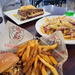 Muddy Cow - Black and blue burger