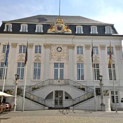dim sum - Das Dim Sum liegt direkt zur rechten Hand, wenn man etwa 50 Meter vor dem Alten Rathaus steht.