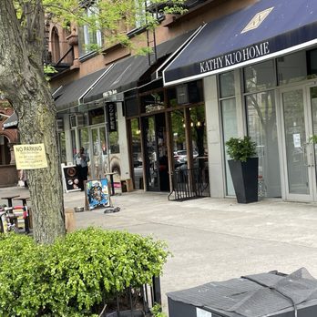 Monkey Cup - Front entrance area with dog water bowl - Coffee & Tea Near Me - New York, New York