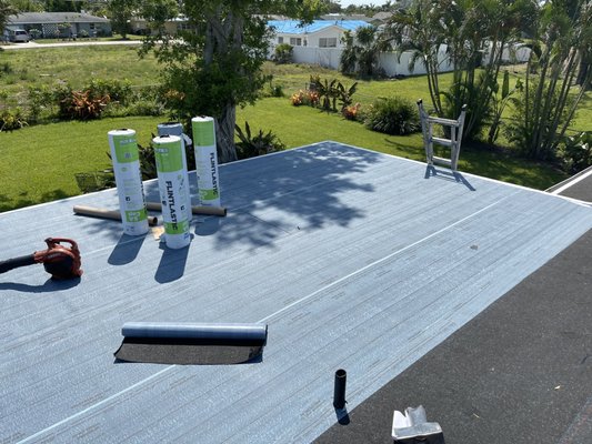 Lee County Roofing Logo