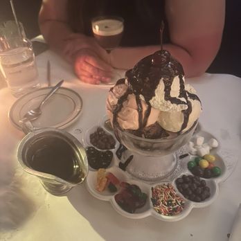 Wright’s Tavern - Ice cream sundae - Steakhouses Near Me - Clayton, Missouri Wright’s Tavern - Ice cream sundae - Steakhouses Near Me - Clayton, Missouri