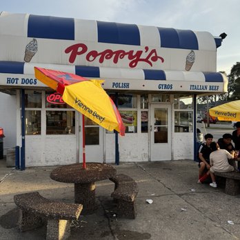 Poppys 2 - Outside - Restaurants Near Me - Waukegan, Illinois