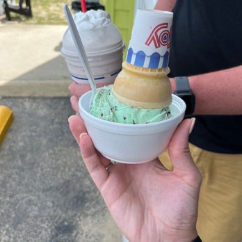 Sandbridge Sugar Shack - Grasshopper mint ice cream - Ice Cream & Frozen Yogurt Near Me - Virginia Beach, Virginia