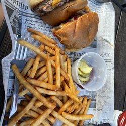 The Looking Glass - Bacon cheeseburger