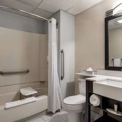 Days Inn & Suites by Wyndham Lancaster Amish Country - Guest room bath