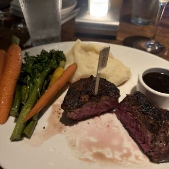 Yard House - Filet mignon - New American Near Me - Austin, Texas