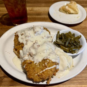 Cheddar's Scratch Kitchen - Chicken Fried Steak on Texas Toast , Mashed Potatoes , with White Gravy , and Green Beans , Complimentary Croissant with Butter , Sweet Tea - Comfort Food Near Me - Yukon, Oklahoma