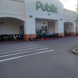 the front of a publix store the front of a publix store