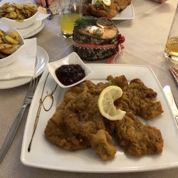 Kalbsschnitzel mit Preiselbeeren und Bratkartoffeln für 15 Euro