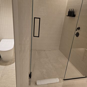 The Satire - Shower - Hotels Near Me - Alexandria, Virginia The Satire - Shower - Hotels Near Me - Alexandria, Virginia
