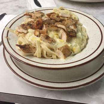 Bendix Diner - Chicken Alfredo that took 1 hour to make.  Did not taste the Alfredo sauce at all. - Diners Near Me - Hasbrouck Heights, New Jersey