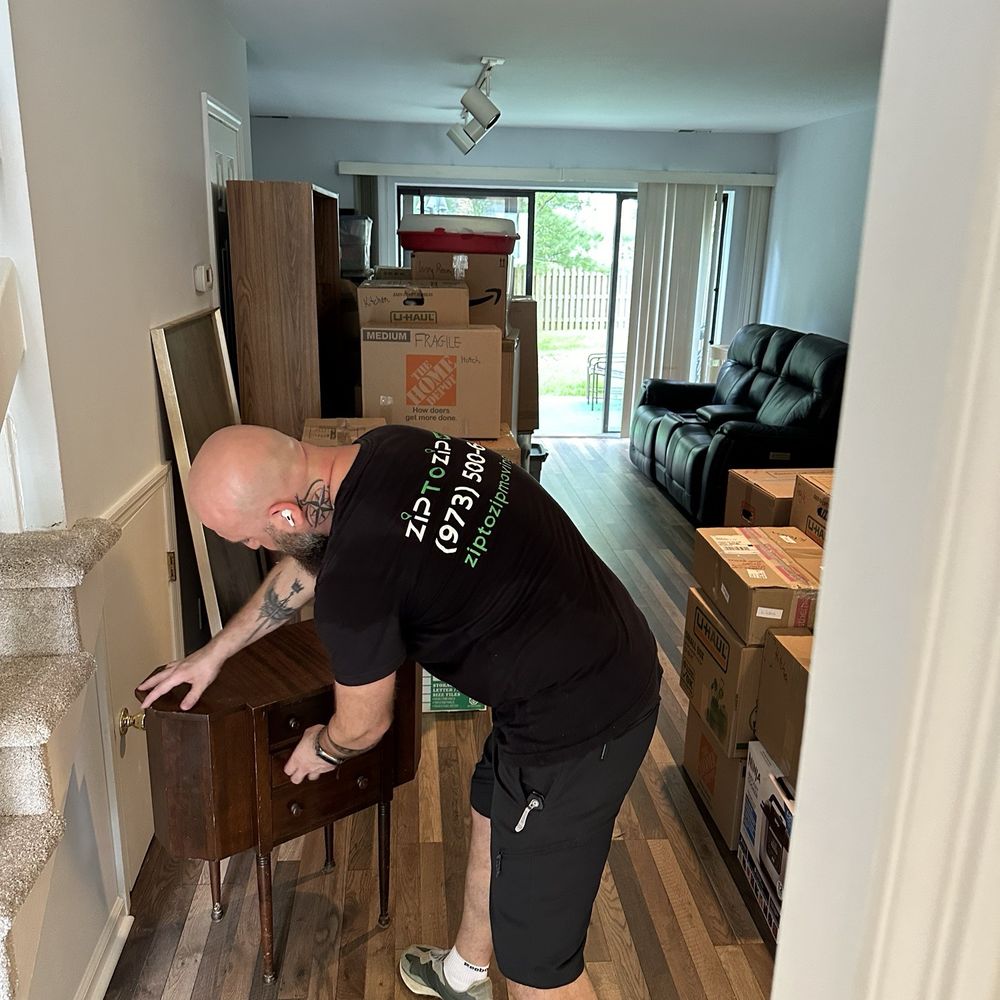 Zip To Zip Moving - PA - Mover is checking to make sure there is no damage - Movers Near Me - Exton, Pennsylvania Zip To Zip Moving - PA - Mover is checking to make sure there is no damage - Movers Near Me - Exton, Pennsylvania