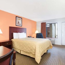 Super 8 by Wyndham Defuniak Springs - Guest room
