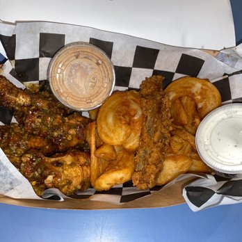 The Thirsty Chicken - Five piece wings with garlic Parmesan and a house sauce and homemade ranch dressing - Chicken Wings Near Me - Leander, Texas